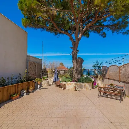 Sweet Retreat - 100m From The Beach, By Zantewize Holiday home