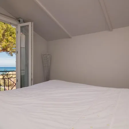 Sweet Retreat - 100m From The Beach, By Zantewize *