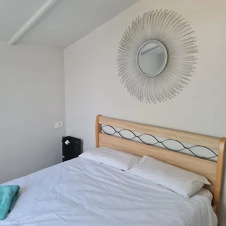 Holiday home Sweet Retreat - 100m From The Beach, By Zantewize *